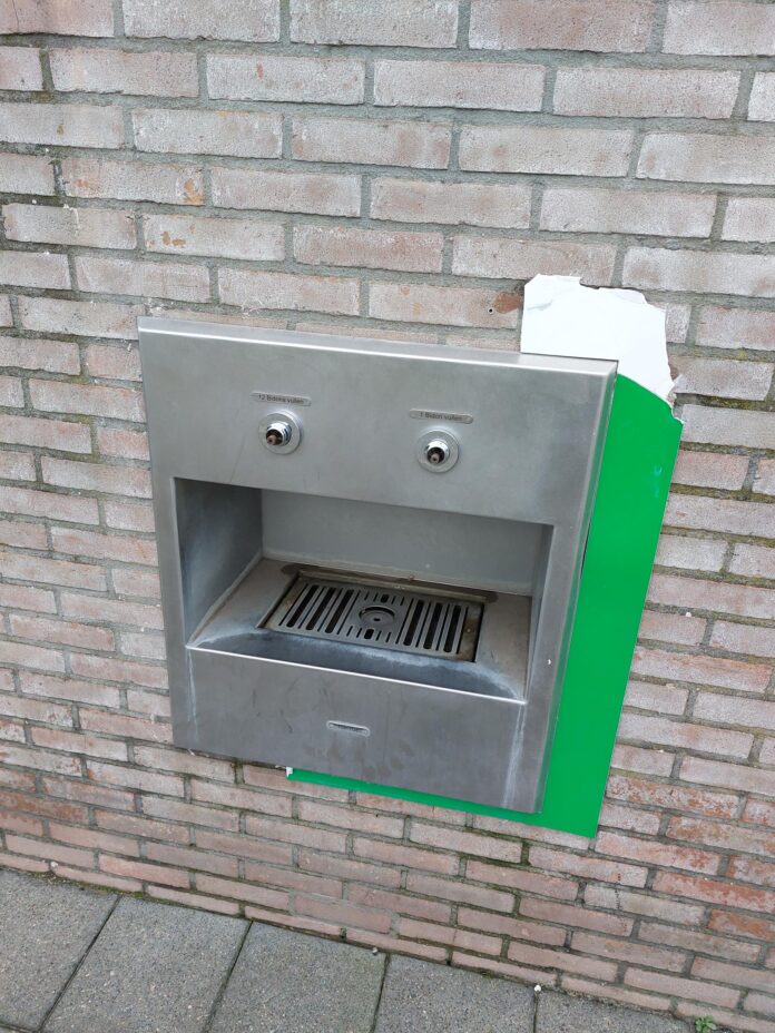 gesloopt reclamebord watervul